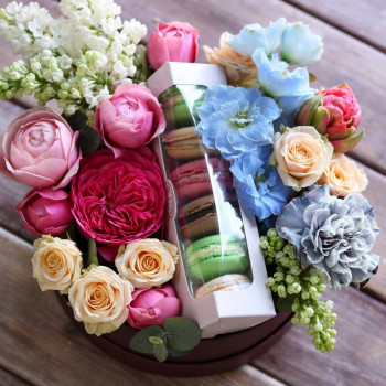 Цветы и пирожные в коробочке "06"