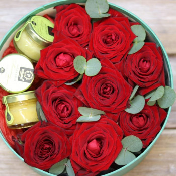 Розы с баночками мёда в круглой коробке