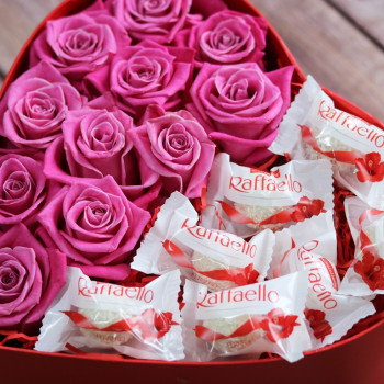 Розы и рафаэлло в коробке в форме сердца