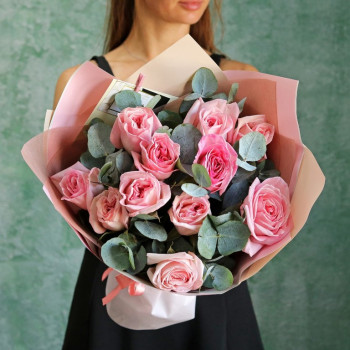 Пионовидные розы розовые