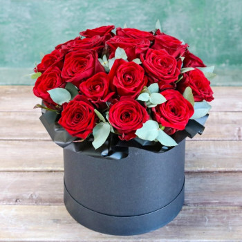 Красные розы в черной коробке