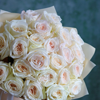 Букет из белых пионовидных роз