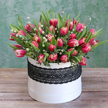 Махровые тюльпаны с вербой в коробке