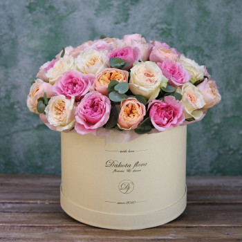 Пионовидные розы в коробке