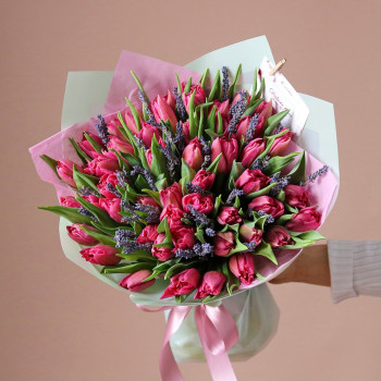 Ярко-розовые тюльпаны с лавандой букет