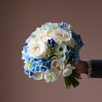 Букет невесты с гортензией и пионовидной розой