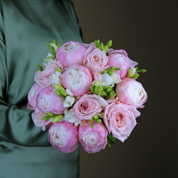 Букет невесты из пионов, пионовидных роз и фрезии