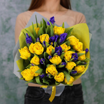 Букет желтых тюльпанов с ирисами