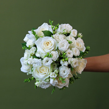 Свадебный букет из белых роз и фрезий