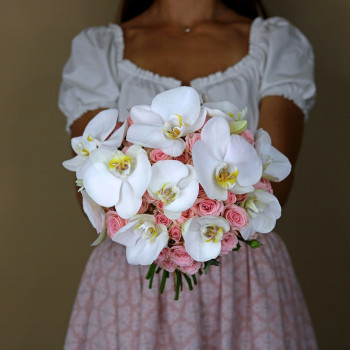 Букет невесты из кустовых роз и орхидеи