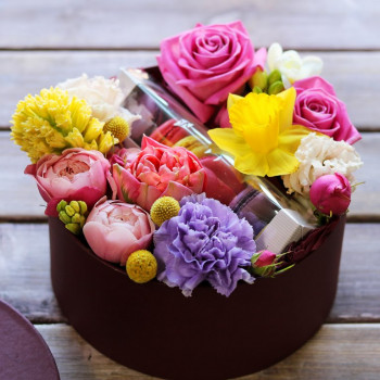Цветы и пирожные в коробочке "03"
