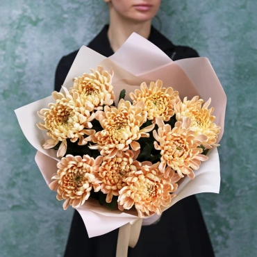 Букет из хризантем карамельного цвета