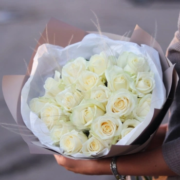Букет из белых роз 70 cм