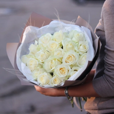 Букет из белых роз 70 cм