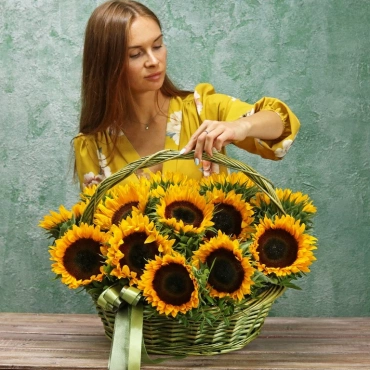 Корзина с подсолнухами