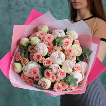 Букет с пионами и кустовыми розами