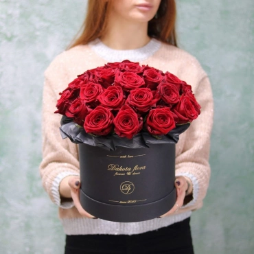 Красные розы в черной коробочке