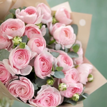 Розовые ранункулюсы букет