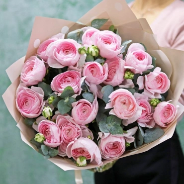 Розовые ранункулюсы букет