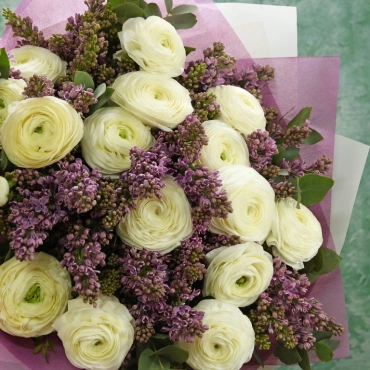 Фиолетовая сирень и белые ранункулюсы букет