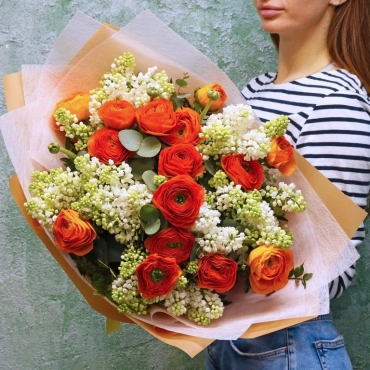 Сирень и ранункулюс букет