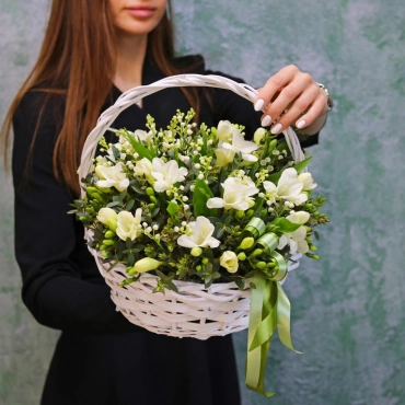 Ландыши и фрезия в корзине