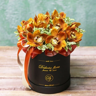 Оранжевая орхидея в коробке