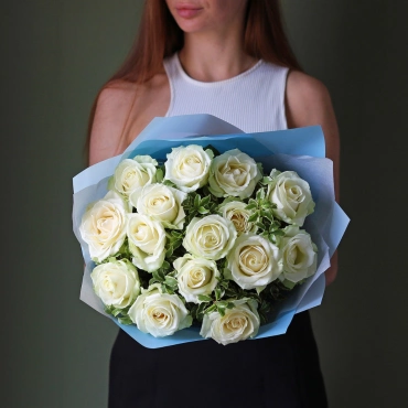 Букет из белых роз с зеленью