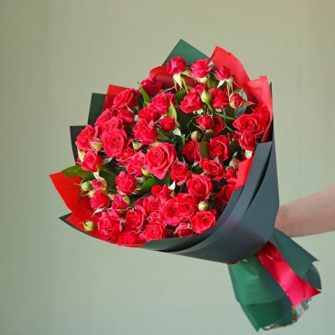 Красные кустовые розы букет