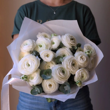 Букет из белых ранункулюсов