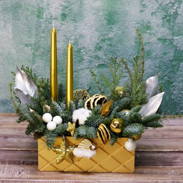 Новогодняя композиция со свечами "19"