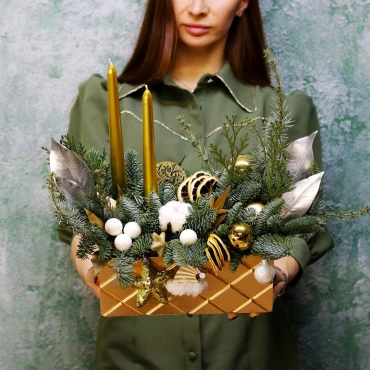 Новогодняя композиция со свечами "19"