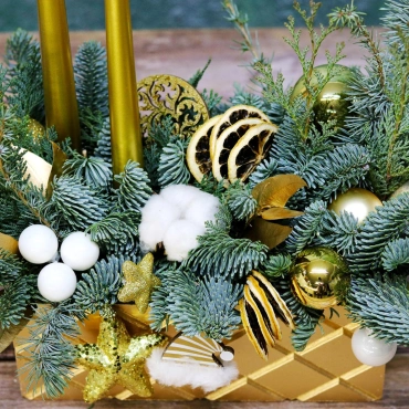 Новогодняя композиция со свечами "19"