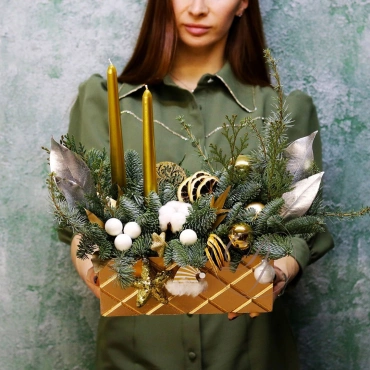 Новогодняя композиция со свечами "20"