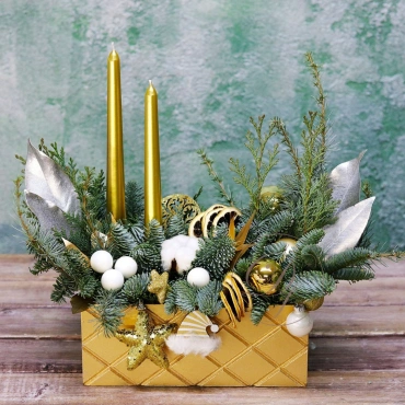 Новогодняя композиция со свечами "20"