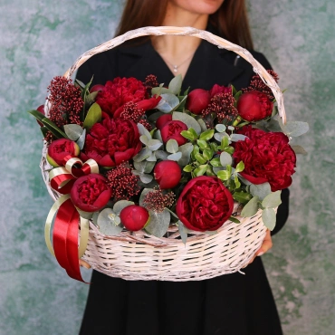 Бордовые пионы в корзине