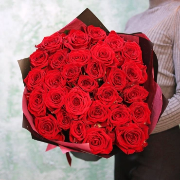 Красные розы в черной упаковке