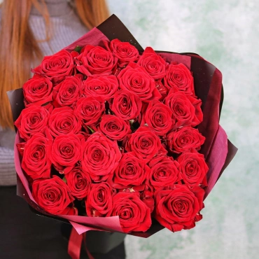 Красные розы в черной упаковке