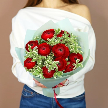 Красные ранункулюсы букет