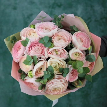 Розовые ранунклюсы с эвкалиптом