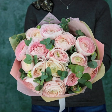 Розовые ранунклюсы с эвкалиптом