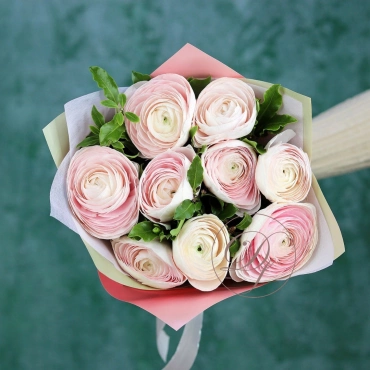 Розовые ранунклюсы с эвкалиптом