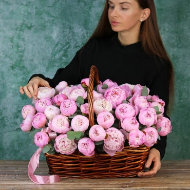 Корзина розовых пионов 45 шт.