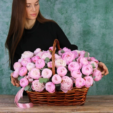 Корзина розовых пионов 45 шт.