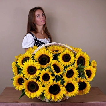 Корзина с подсолнухами 29 шт.