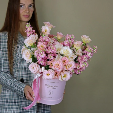 Маттиола и эустома в коробке