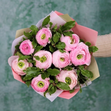 Розовые ранункулюсы с зеленью букет