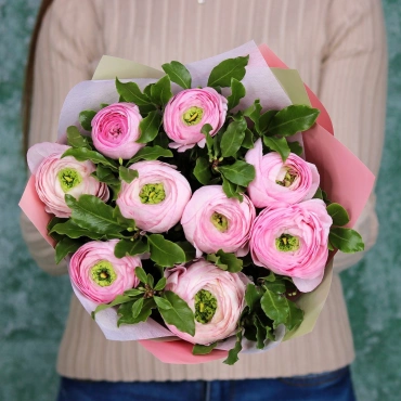 Розовые ранункулюсы с зеленью букет