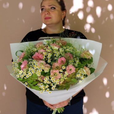 Розовая эустома и ромашки