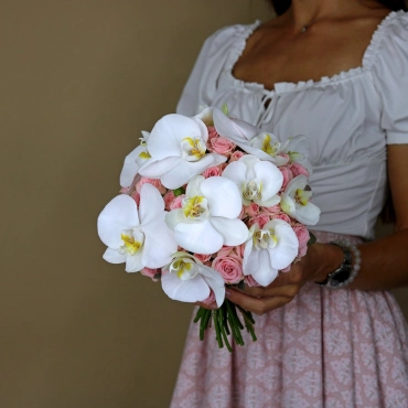 Букет невесты из кустовых роз и орхидеи